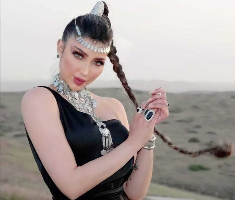 دنيا بطمة تكشف بطنها وصرتها بفستان أحمر شفاف في أمسية شعبية (فيديو)