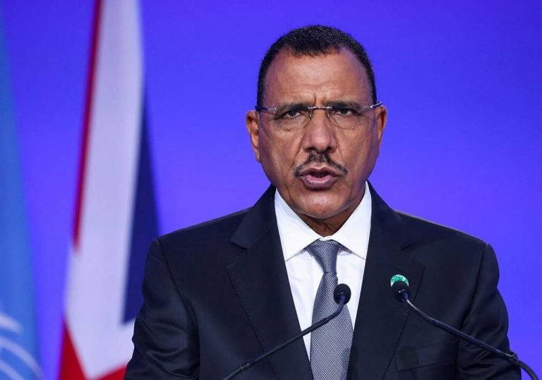 محمد بازوم وأسرته يعانون ظروفا غير آدمية.. هذا ما يأكلونه ليظلوا أحياء محمد بازوم وأسرته يعانون ظروفا غير آدمية.. هذا ما يأكلونه ليظلوا أحياء