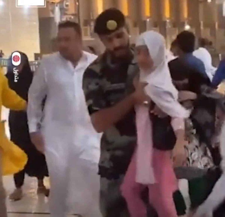 “فيديو رجل أمن الحرم والطفلة” أثناء عواصف مكة يلقى تفاعلا (شاهد) رجل أمن