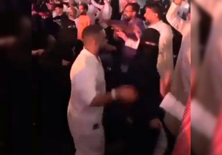 رقص سعوديات بالنقاب ورجل يهز مؤخرته بشكل فاضح.. فيديو أثار جدلا رقص سعوديات بالنقاب ورجل يهز مؤخرته بشكل فاضح.. فيديو أثار جدلا