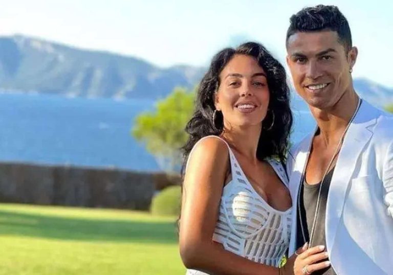 حينما رسم رونالدو شريكته جورجينا.. ماذا فعل بمؤخرتها وصدرها؟! (شاهد) رونالدو وجورجينا