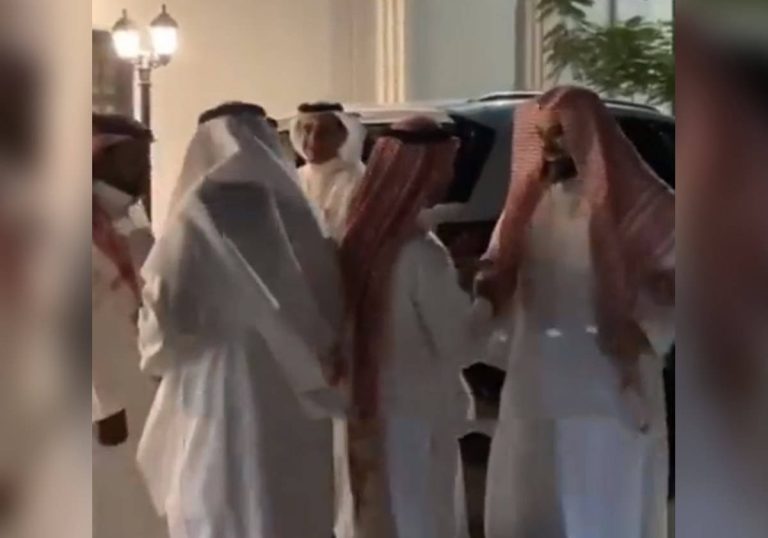 أول ظهور للشيخ سعود الشريم بعد عزله من إمامة الحرم بطريقة مريبة (فيديو) أول ظهور للشيخ سعود الشريم بعد عزله من إمامة الحرم بطريقة مريبة