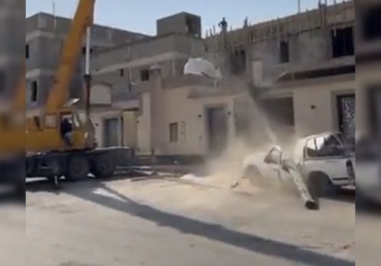فيديو صادم لسيارة سعودية قُسِمت نصفين في غضون ثوانٍ فيديو صادم لسيارة سعودية قُسِمت نصفين في غضون ثوانٍ