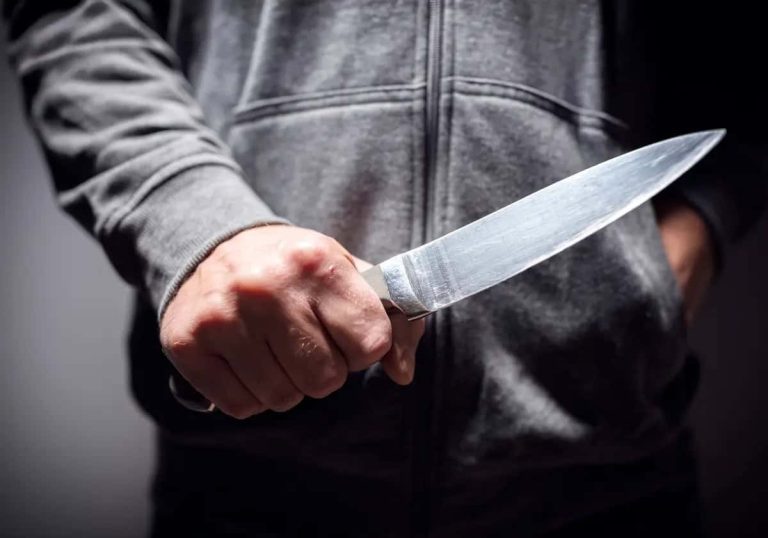 نجله انهال عليه طعنا بالسكين كالمجنون.. قاض عراقي يتعرض لمحاولة قتل