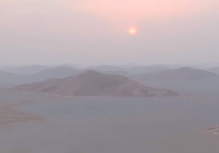 لحظة شروق الشمس من قمة أعلى كثيب رملي في العالم والمتواجد بعُمان (فيديو) لحظة شروق الشمس من قمة أعلى كثيب رملي في العالم والمتواجد بعُمان
