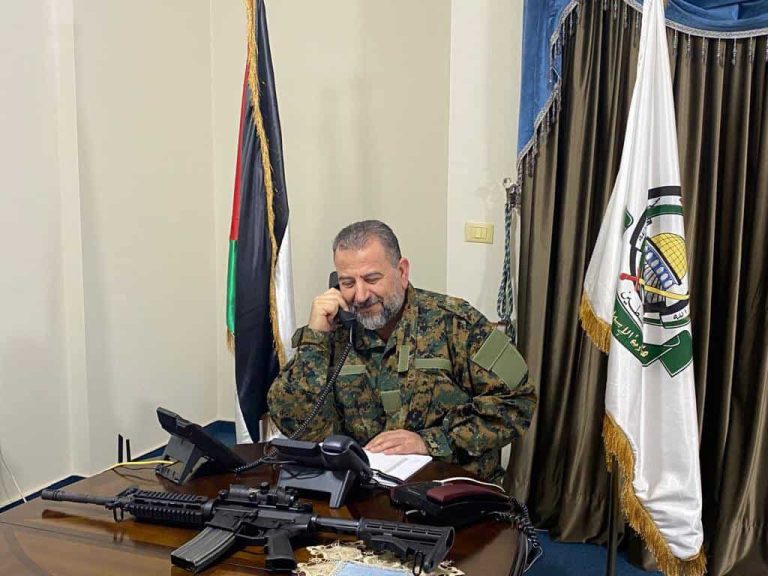 صالح العاروري بملابس عسكرية بعد تهديدات نتنياهو باغتياله