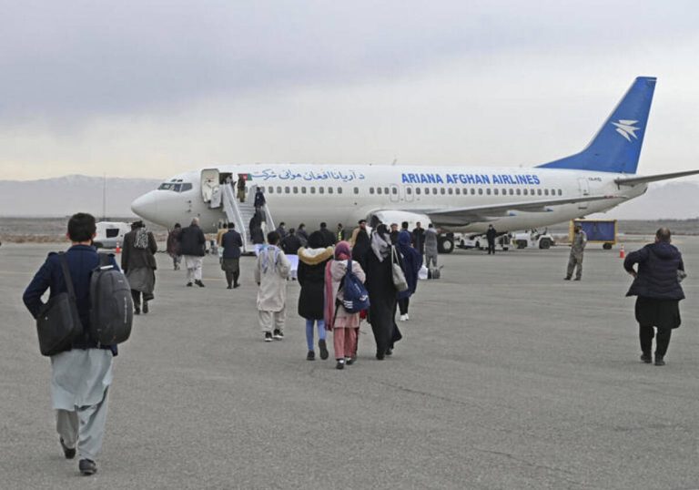 طالبان تمنع سفر 100 طالبة أفغانية للإمارات وتعليق ناري من خلف الحبتور (شاهد) طالبان تمنع سفر 100 طالبة أفغانية للإمارات وتعليق ناري من خلف الحبتور