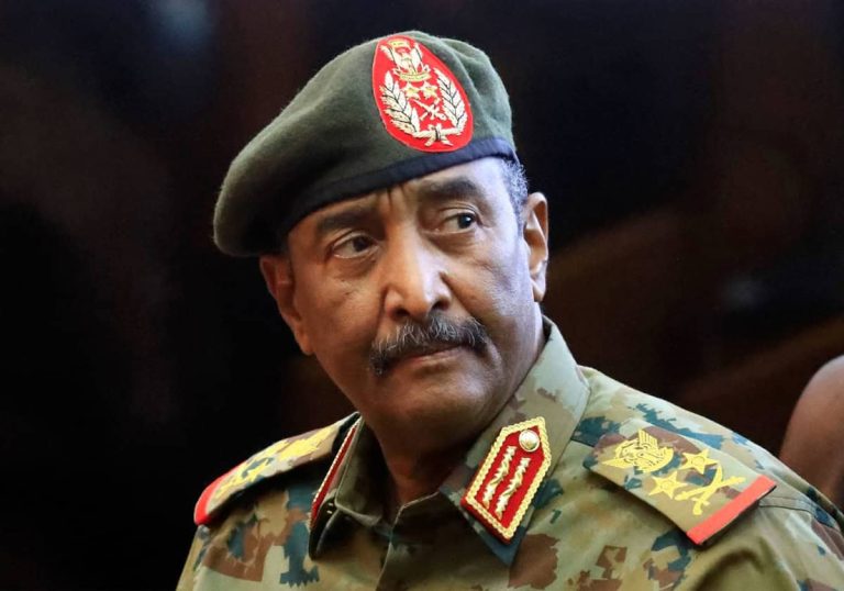 أول ظهور للبرهان خارج مجمع القيادة السوداني.. خاطب جنوده وجلس مع بائعة شاي (شاهد) أول ظهور للبرهان خارج مجمع القيادة السوداني.. خاطب جنوده وجلس مع بائعة شاي