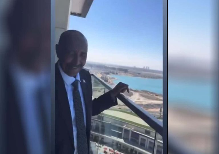 السودانيون يُذبحون والبرهان وأسرته يرتعون في الرفاهية بدعم السيسي.. فيديو صادم من العلمين السودانيون يُذبحون والبرهان وأسرته يرتعون في الرفاهية بدعم السيسي.. فيديو صادم من العلمين