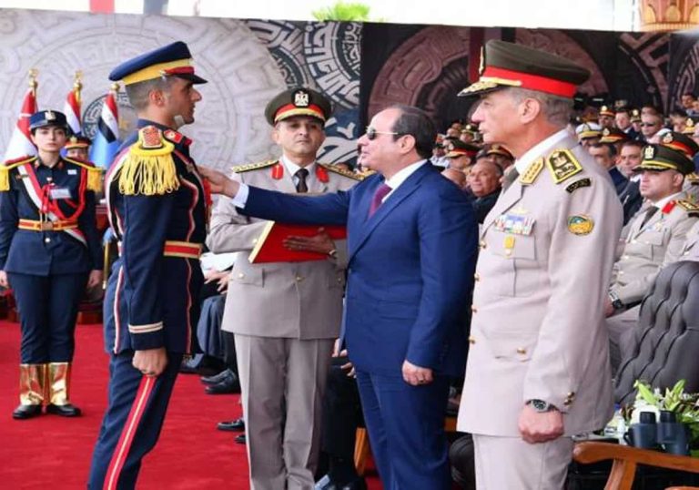 السيسي يمنح خريج الكلية الحربية البكالوريوس في 5 تخصصات في آن واحد !!