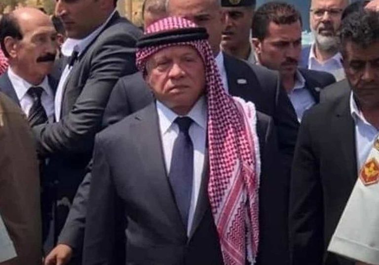 شاهد تأثر ملك الأردن أثناء دفن جثمان رفيق سلاحه الفريق جمال الشوابكة