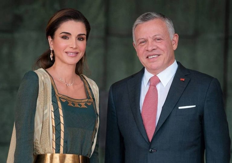 الملكة رانيا تكسر البروتوكول لتعبر عن حبها للملك بكل عفوية.. شاهد ما فعلته في مؤتمر دولي الملكة رانيا تكسر البروتوكول لتعبر عن حبها للملك بكل عفوية.. شاهد ما فعلته في مؤتمر دولي