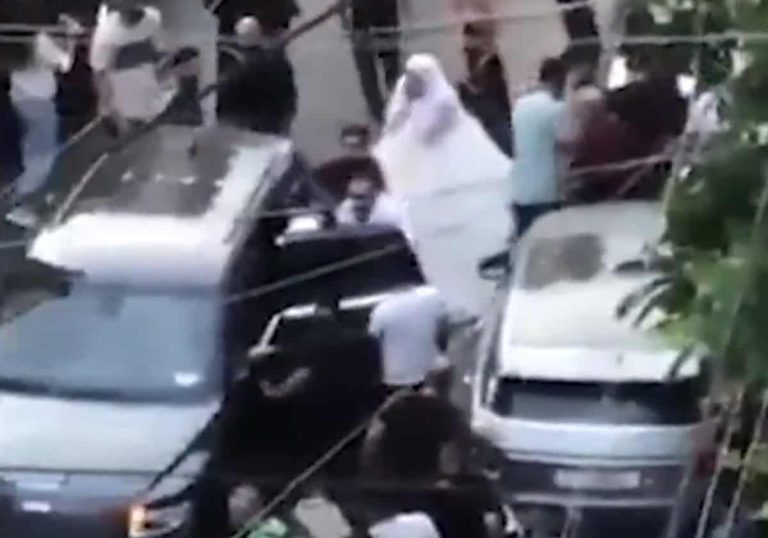 عروس لبنانية تنهار يوم زفافها وسط الشارع.. أخو العريس قتل شقيقها لسبب تافه! عروس لبنانية تنهار يوم زفافها وسط الشارع.. أخو العريس قتل شقيقها لسبب تافه!