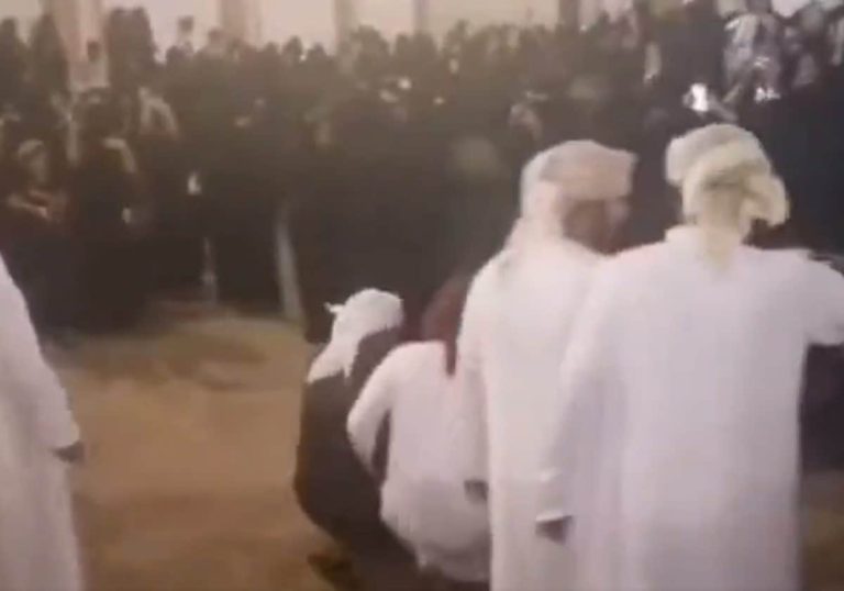 عمانيات يرمين رجالاً يرقصون بالكراسي في ظفار.. فيديو مثير فجر الجدل عمانيات يرمين رجالاً يرقصون بالكراسي في ظفار.. فيديو مثير فجر الجدل