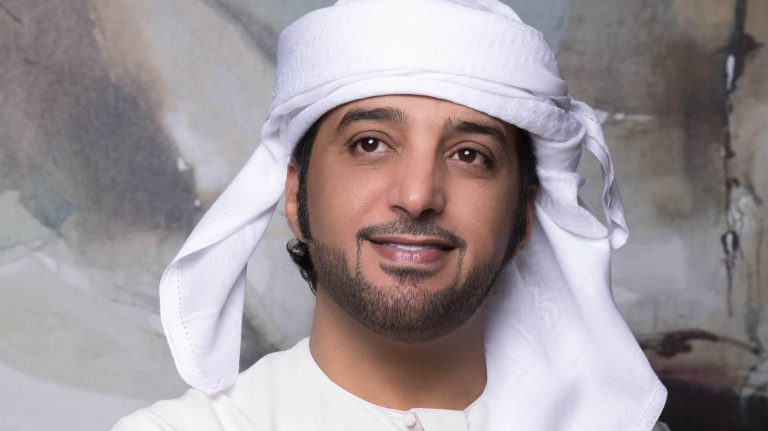 الجمهور العُماني يقتحم مسرح حفل لمغنٍ إماراتي! عيضة المنهالي