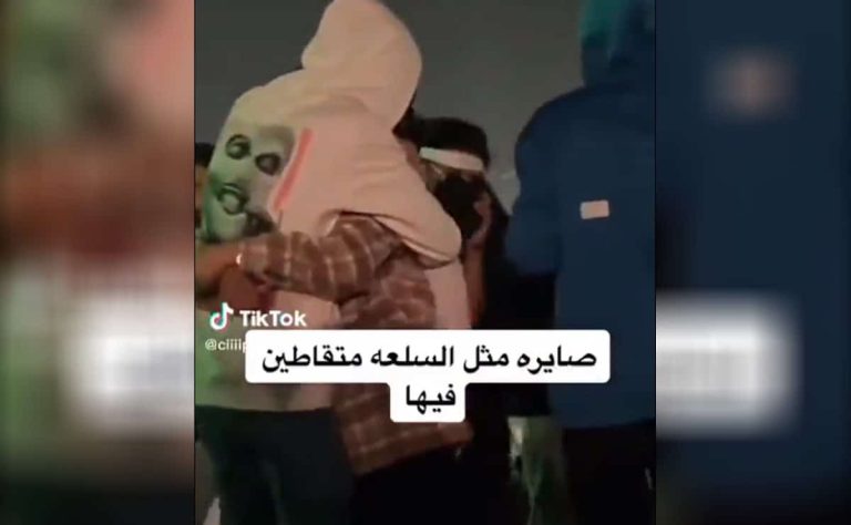 ثمار رؤية ولي العهد.. قبلات ساخنة بين فتاة سعودية وشابين على الملأ قبلات ساخنة بين فتاة سعودية وشابين على الملأ