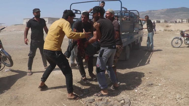 قصف سوق جسر الشغور في منطقة إدلب شمال غرب سوريا
