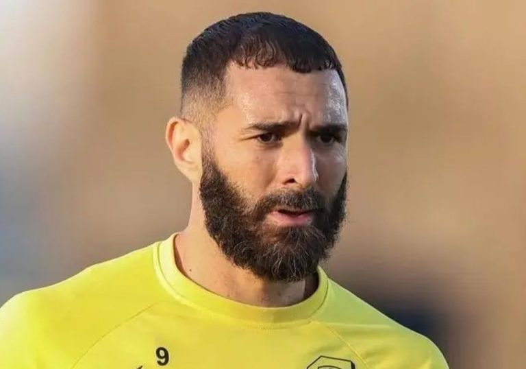 تدخّل الأمن لتفريقهم.. شاهد مافعله مشجعون لـ كريم بنزيما خلال تأديته العمرة تدخّل الأمن لتفريقهم.. شاهد مافعله مشجعون لـ كريم بنزيما خلال تأديته العمرة