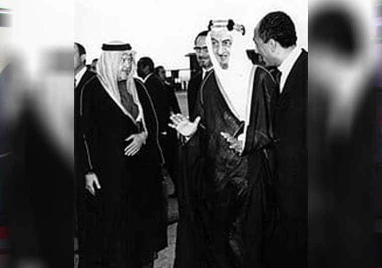 كمال ادهم مع الملك فيصل وانور السادات.. شخصية غامضة بلغت احط انواع الفساد ولم يفك لغزها حتى يومنا هذا.