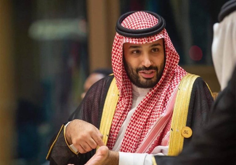 ولي العهد يستقوي على النساء لابتزاز معارضيه.. ما فعله بعجوز سعودية مُخزي