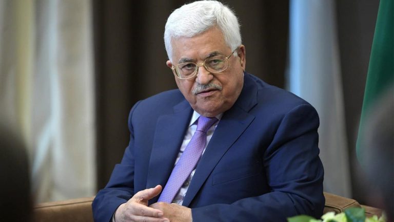 الغضب يتصاعد ضد محمود عباس في الضفة ورحيله بات مطلبا شعبيا محمود عباس