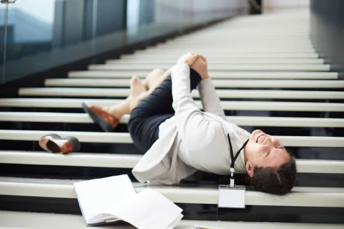 تقوم النساء بمهام متعددة وبالتالي من المرجح أن تصرف انتباههن عند النزول إلى أسفل الدرج