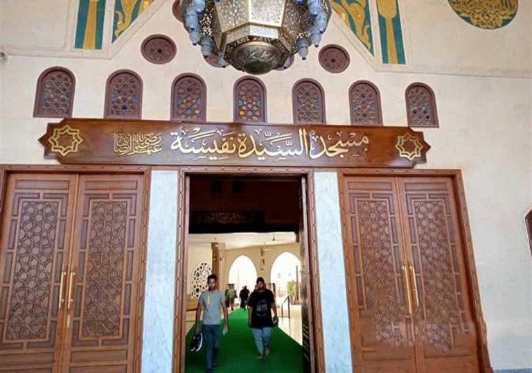 مصر تسرق أعمال خطاط سوري شهير لزخرفة بيوت الله.. السيدة نفيسة نموذجا