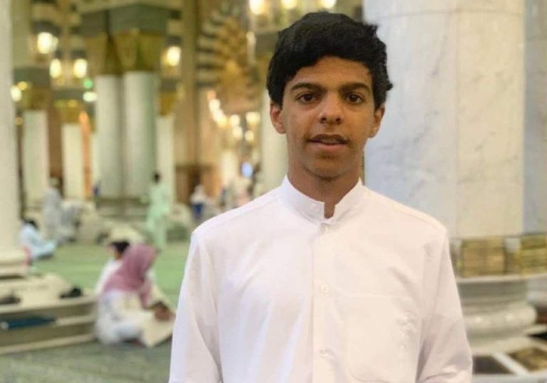 مات معتكفا ومحتضنا مصحفه.. شاب كويتي توفي في الحرم بعد أدائه العمرة مات معتكفا ومحتضنا مصحفه.. شاب كويتي توفي في الحرم بعد أدائه العمرة