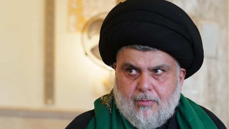 “باطل.. باطل”.. طلاب جامعة “واسط” يستقبلون العبادي بالحجارة والاحذية والأمن يرد بالغاز والرصاص مقتدى الصدر