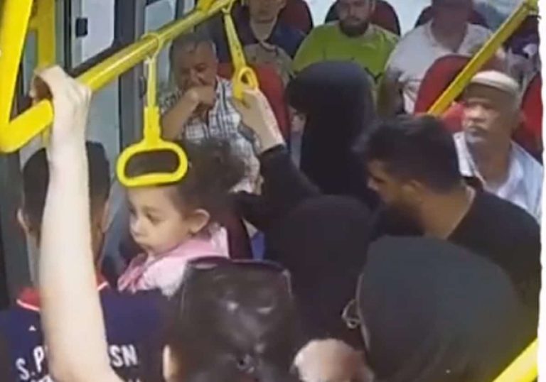 مواجهة حادة بين أتراك وسيدة أهانت مسلمة بسبب ردائها (شاهد)