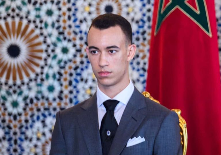 غارق في الاستمتاع ولا يُبالي.. مشهد مثير لنجل الملك محمد السادس قد يستفز المغاربة