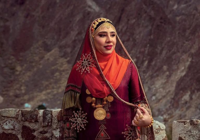 ميان بنت شهاب بن طارق تتصدر غلاف مجلة "فوغ".. هذا ما ارتدته وعبرت عن فخرها به