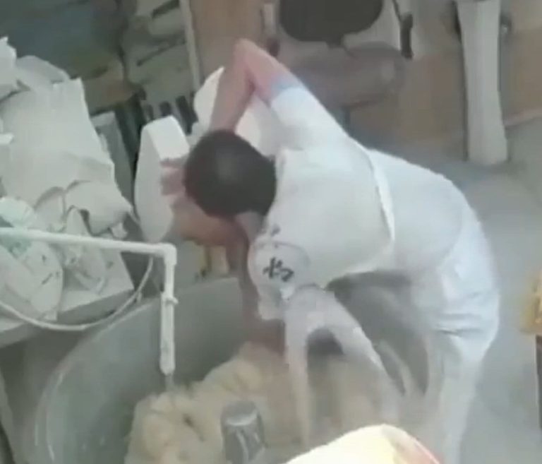 نجاة عامل مخبز من الموت المحقق بعد إنقاذه من آلة العجن.. شاهد لحظات الرعب! نجاة عامل مخبز من الموت