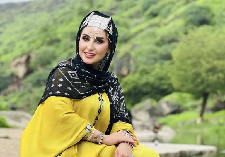 جمال لافت وإطلالة مثيرة لإعلامية سعودية من ظفار في سلطنة عُمان (شاهد) نهى حامد الحربي