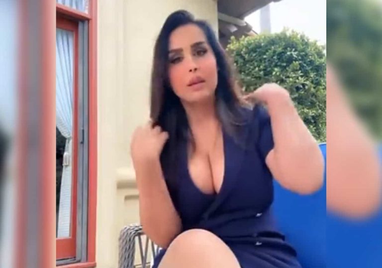 هند القحطاني تتعرى أكثر وأكثر وتستعرض أردافها وصدرها بشكل فاضح