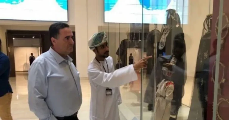 هذا ما قاله كاتب عُماني شهير أغضبه استقبال بلاده لوزير النقل والاستخبارات الإسرائيلي وزير المواصلات الإسرائيلي في سلطنة عمان