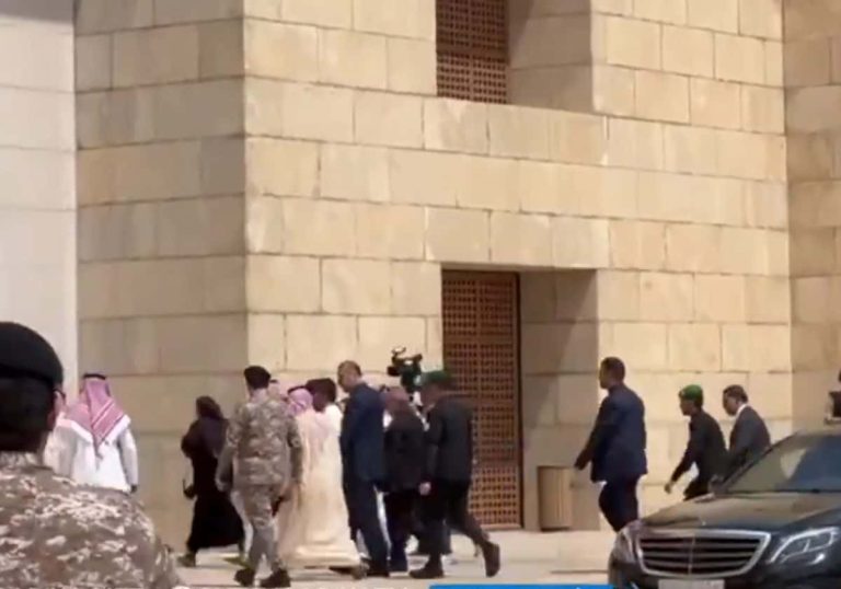 شاهد ما فعله وزير خارجية إيران في السعودية بأول زيارة للمملكة منذ سنوات شاهد ما فعله وزير خارجية إيران في السعودية بأول زيارة للمملكة منذ سنوات