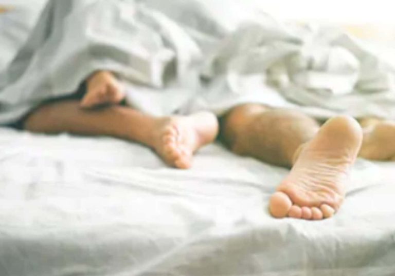 تسمع أصوات العلاقة من غرفة نوم والدتها.. سؤال على منصة شهيرة يثير جدلا