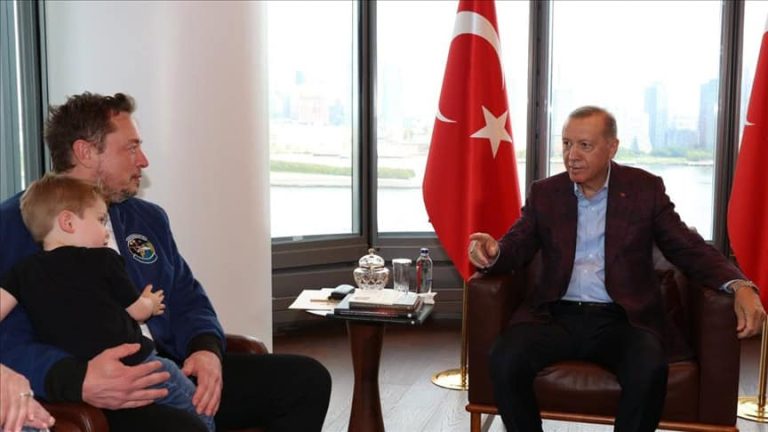 إيلون ماسك يلتقي أردوغان حاملاً طفله X .. سأله عن زوجته فماذا أجابه! (فيديو) إيلون ماسك يلتقي أردوغان مع طفله X
