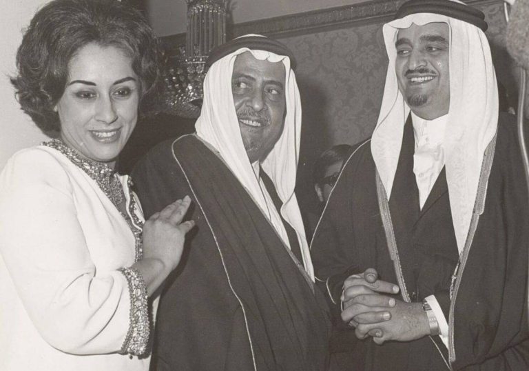 الامير فهد مع السفير السعودي في امريكا ابراهيم عبدالله السويل وزوجته في يوليو ١٩٧٤.