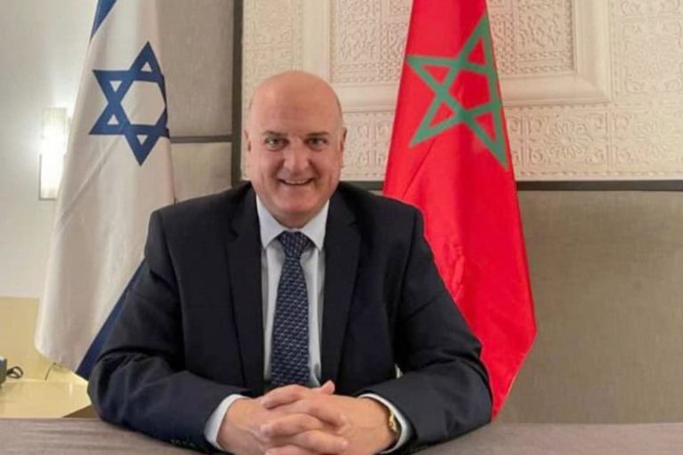 “إجازة غبرة على رأس السفير”.. مرافق السفير الإسرائيلي بالقاهرة أغلق باب السيارة على يده السفير الإسرائيلي بالقاهرة ، ديفيد جوفرين ،
