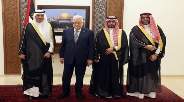برئاسة نايف السديري.. إلغاء زيارة سعودية إلى الأقصى وصحيفة تكشف الأسباب السفير السعودي لدى فلسطين نايف بن بندر السديري