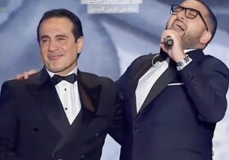 لحظة بكاء محمد ثروت بعد خروج نجله للغناء على مسرح جدة (فيديو) لحظة بكاء محمد ثروت بعد خروج نجله للغناء على مسرح جدة