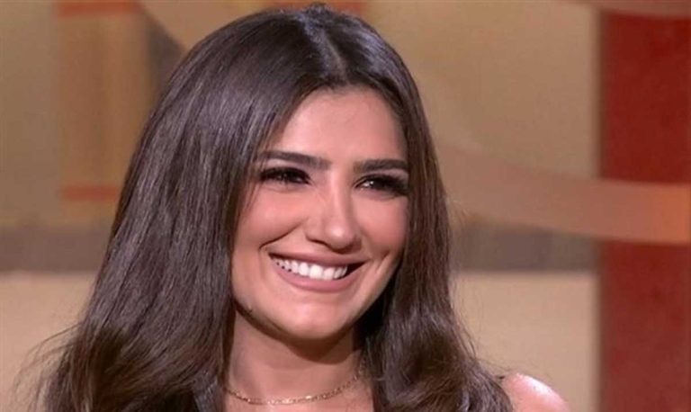 الفنانة المصرية الشابة مي عمر