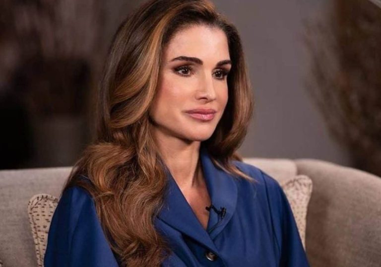 استعانوا بـ أحمد سعد.. موظفو مكتب الملكة رانيا يفاجئونها بالاحتفال بعيد ميلادها وهذه ردة فعلها؟ (شاهد) الملكة رانيا