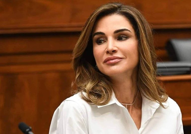 الملكة رانيا في مواقف طريفة.. ردة فعلها على تعثر مصورها الخاص وصوت الطلبة المزعج! (شاهد) الملكة رانيا في مواقف طريفة.. ردة فعلها على تعثر مصورها الخاص وصوت الطلبة المزعج!