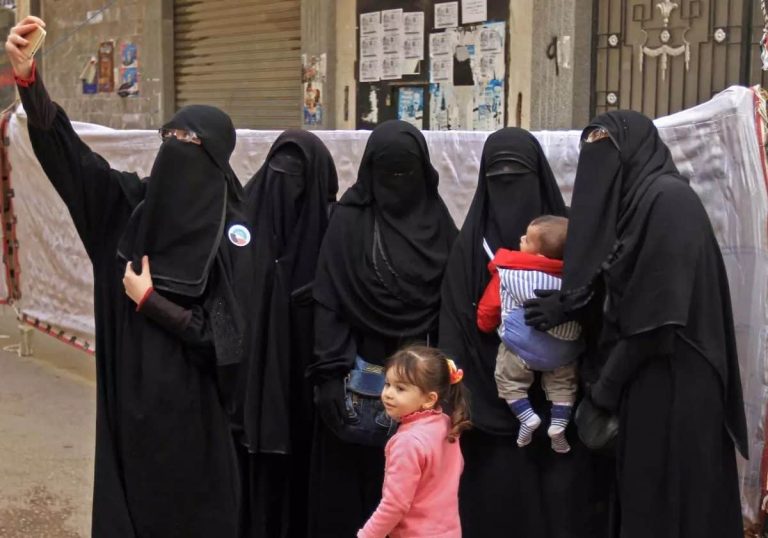 منع النقاب في مدارس مصر.. السيسي لا يزال خائفا من الإخوان منع النقاب في مدارس مصر.. السيسي لا يزال خائفا من الإخوان