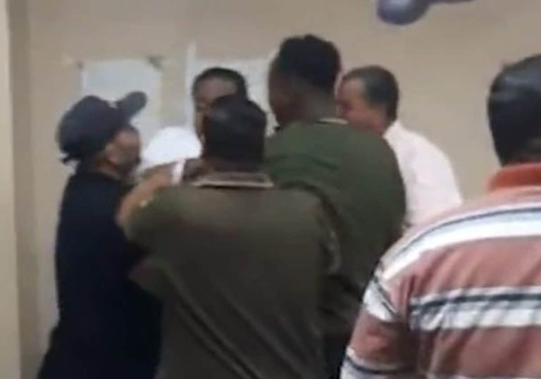 فيديو لبرلماني مصري يعتدي على أطباء وممرضي مستشفى أسوان.. فوضى وألفاظ نابية فيديو لبرلماني مصري يعتدي على أطباء وممرضي مستشفى أسوان.. فوضى وألفاظ نابية