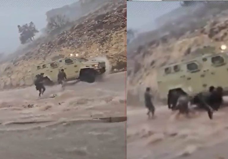 إعصار دانيال.. جنود ليبيون في مشهد بطولي بعد انهيار صخري (فيديو) إعصار دانيال.. جنود ليبيون في مشهد بطولي بعد انهيار صخري (فيديو)