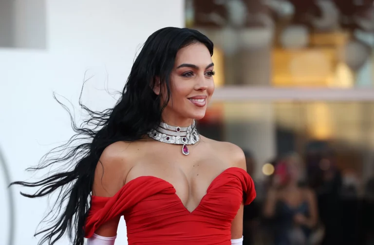 جورجينا بفستان أحمر ناري مثير بدون حمالة صدر برفقة رونالدو في جلسة رومانسية (شاهد) جورجينا رودريغيز